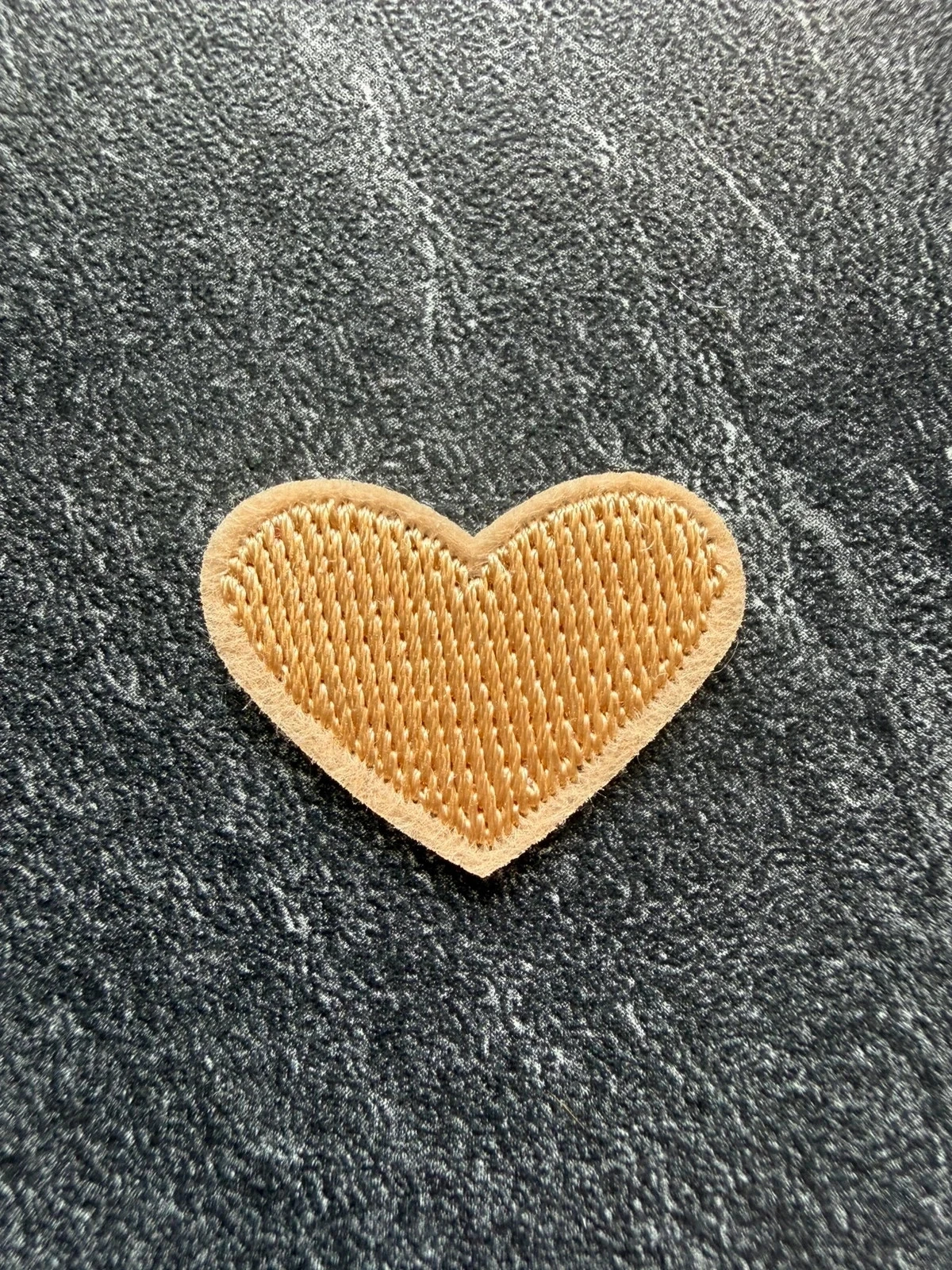 Beige/gouden geborduurd thermocollant hartpatch – photo 2